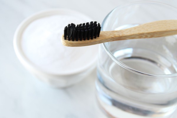 Zahnbürste mit gefülltem Wasserglas
